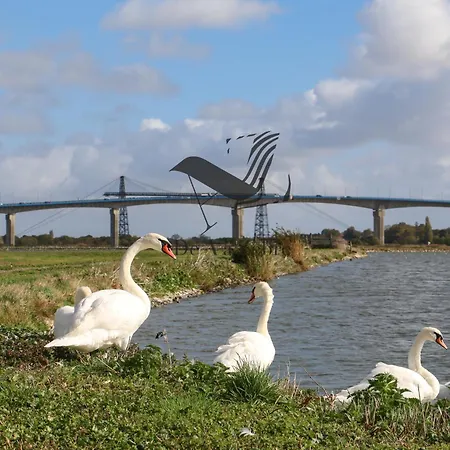 L'authentique - Situe En Face Des Thermes Et Proche Du Coeur De 罗什福尔