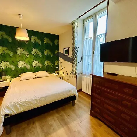 L'authentique - Situe En Face Des Thermes Et Proche Du Coeur De Apartment