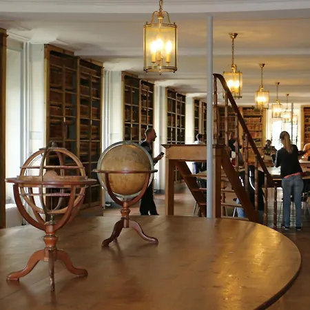 L'authentique - Situe En Face Des Thermes Et Proche Du Coeur De 罗什福尔